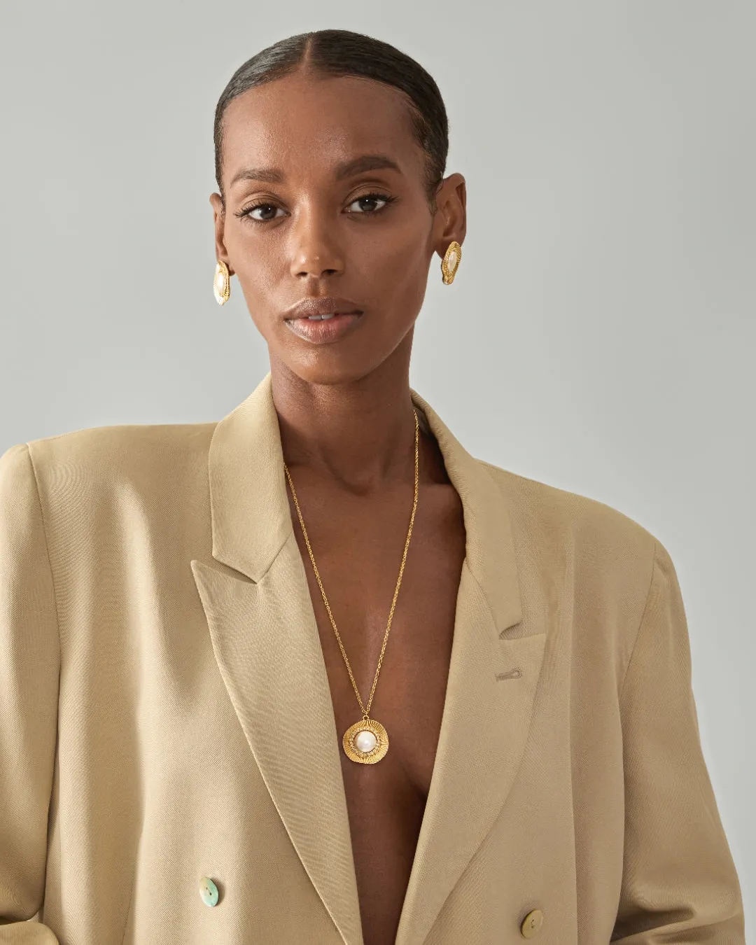 Iris Pearl Round Earrings