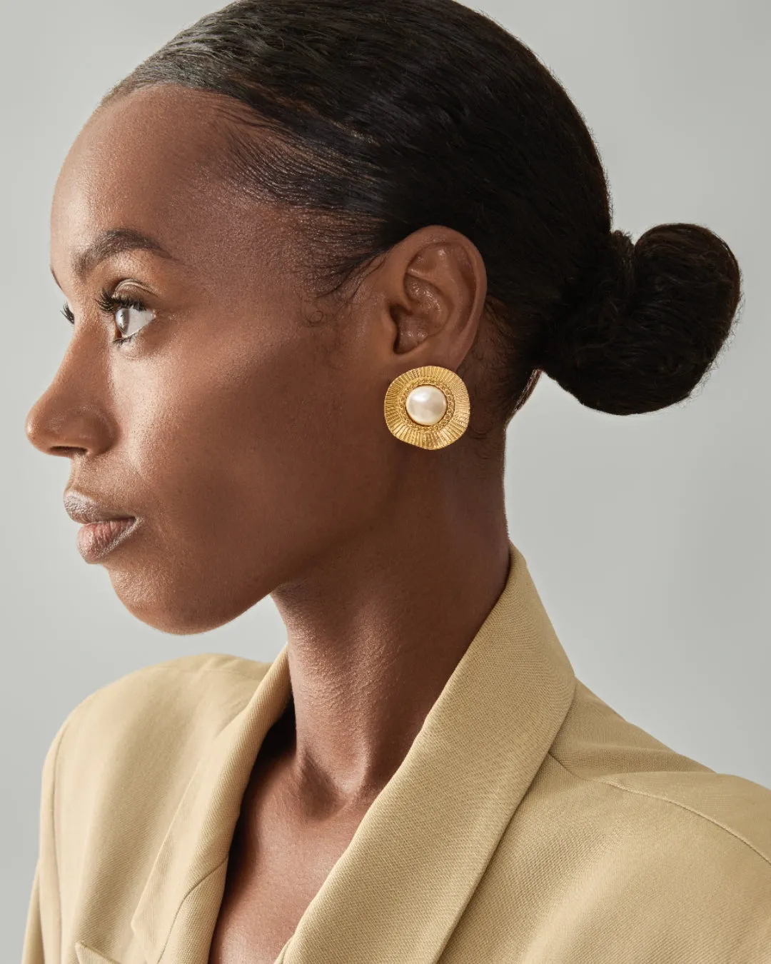Iris Pearl Round Earrings