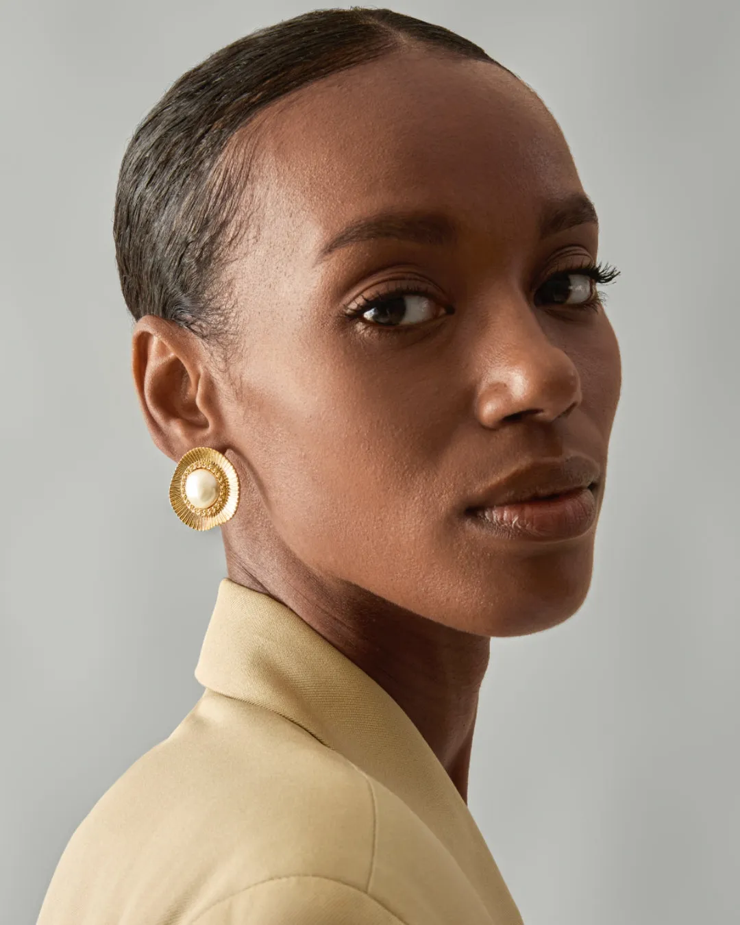 Iris Pearl Round Earrings