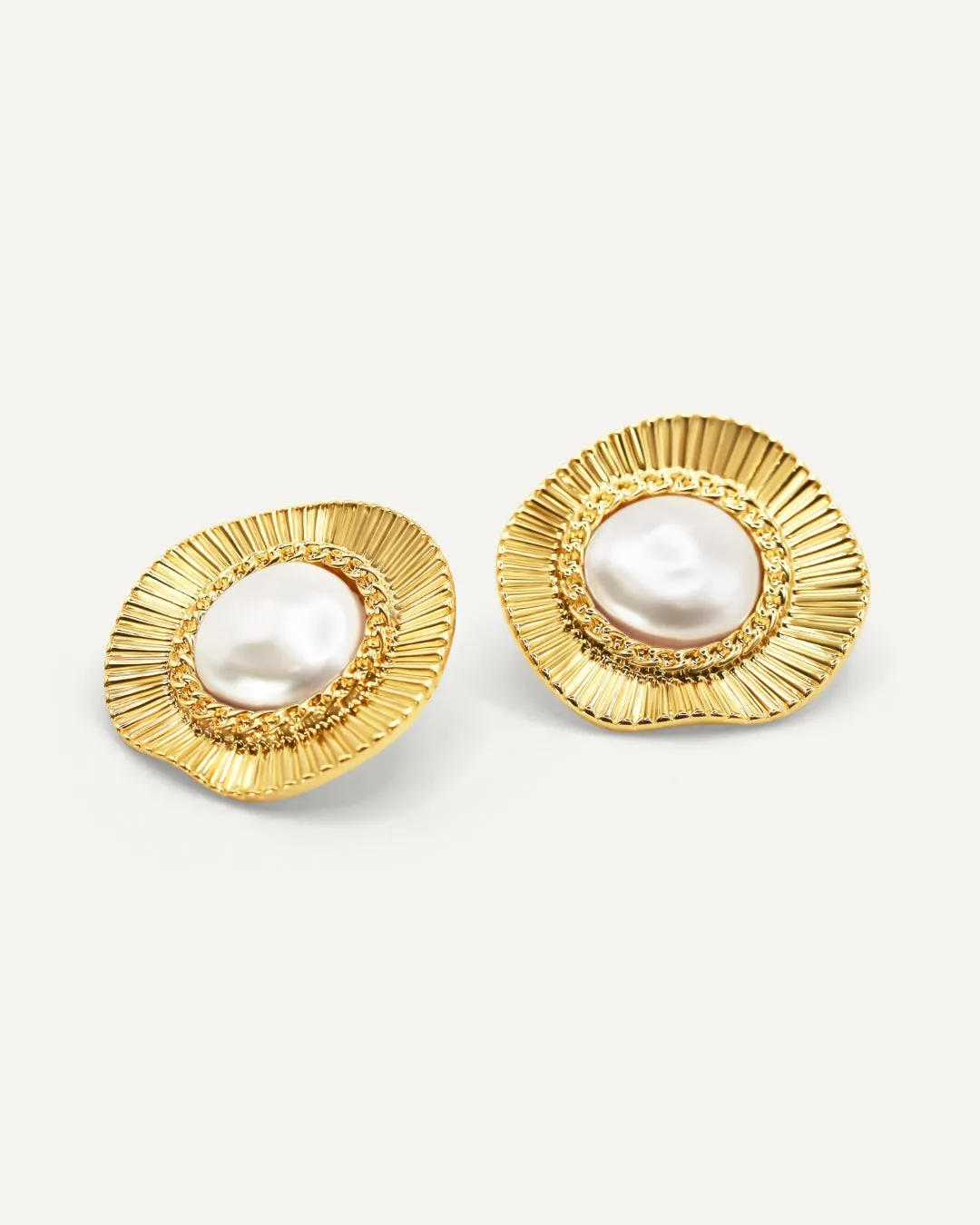 Iris Pearl Round Earrings