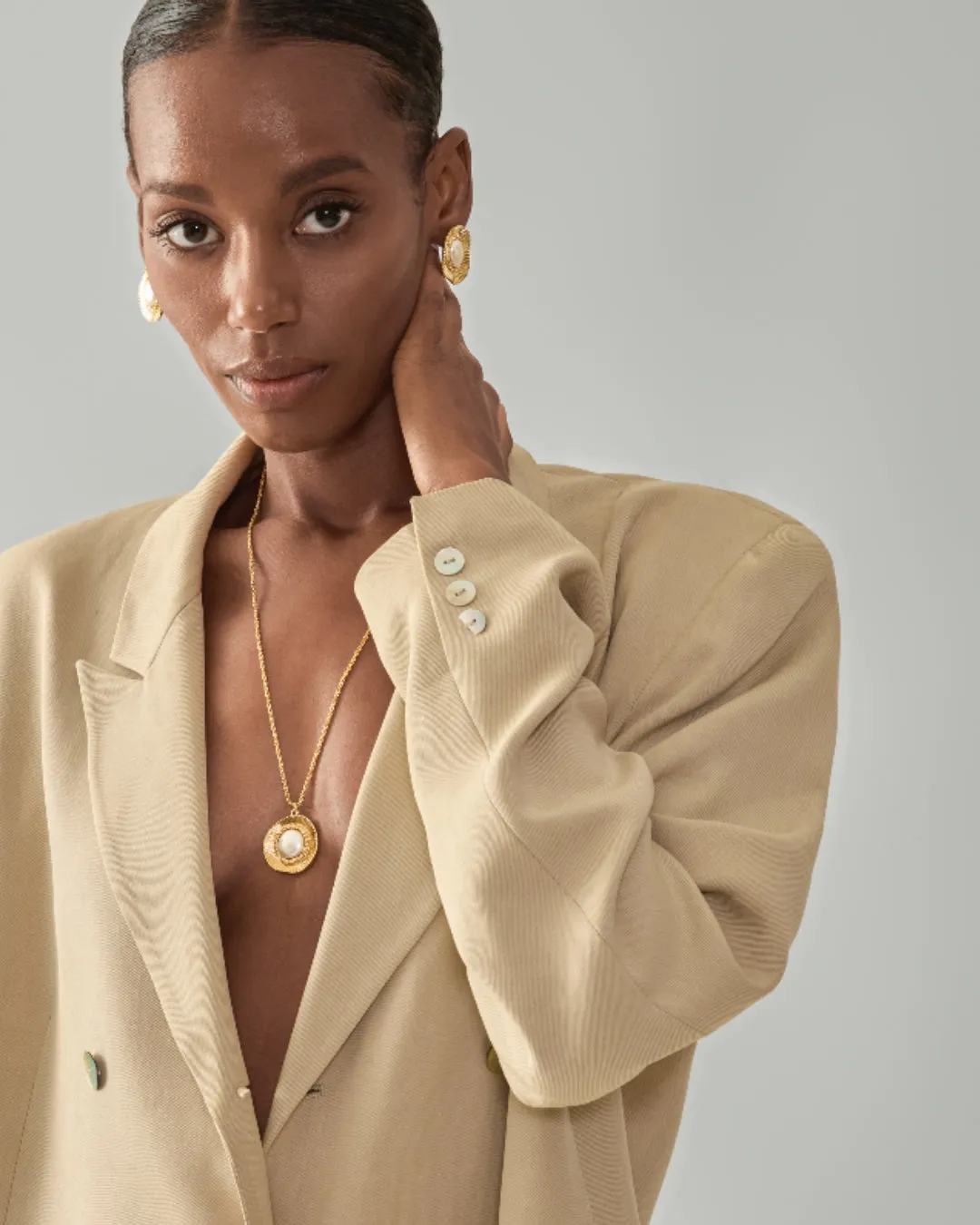 Iris Pearl Round Earrings